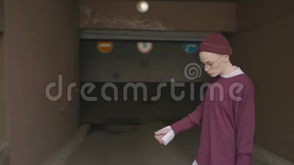女孩正走在地下停车场旁视频的预览图