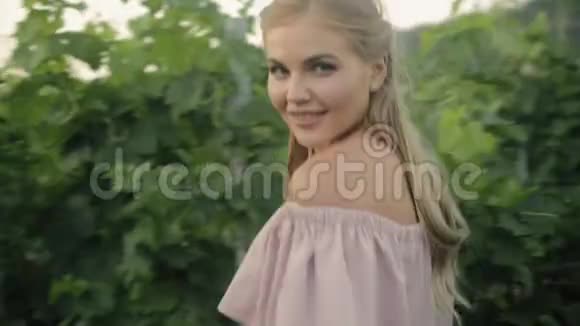 迷人的年轻女子在葡萄园里散步视频的预览图