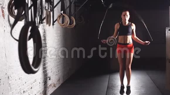 年轻女性在健身房跳绳慢动作视频的预览图