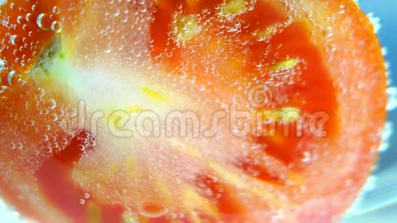 水中的番茄视频的预览图