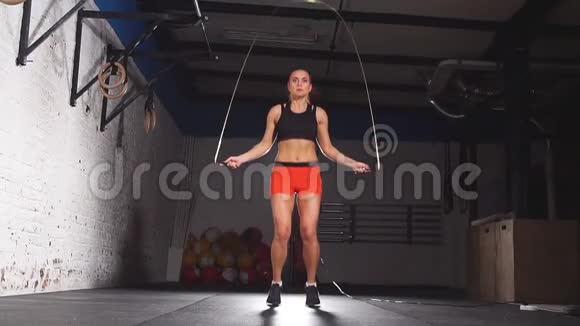 年轻女性在健身房跳绳慢动作视频的预览图