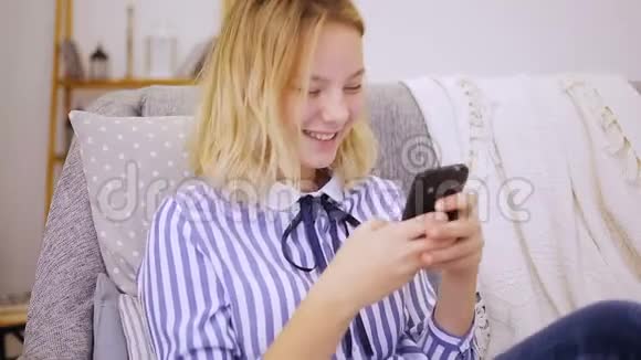 快乐女孩在智能手机上写信息视频的预览图