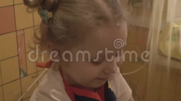 漂亮的女孩妈妈用面粉做油漆视频的预览图