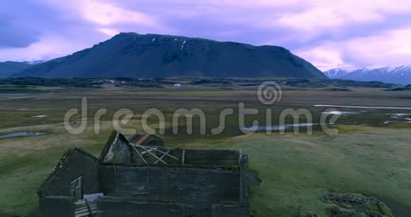 在冰岛废弃农场上缓慢的空中平底锅背景是瓦特纳霍卡尔冰川视频的预览图