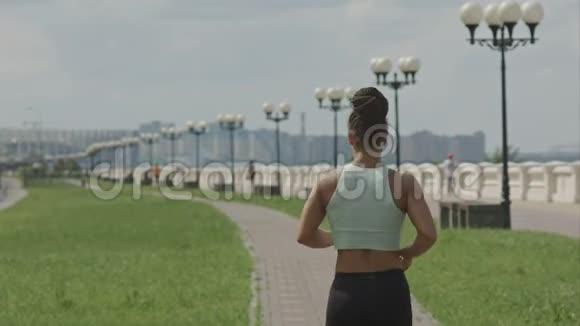美丽的女人白天跑步视频的预览图