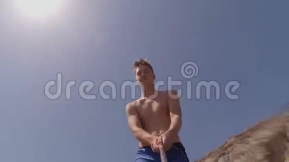 在海中洗澡的人在海滩背景上自粘视频的预览图