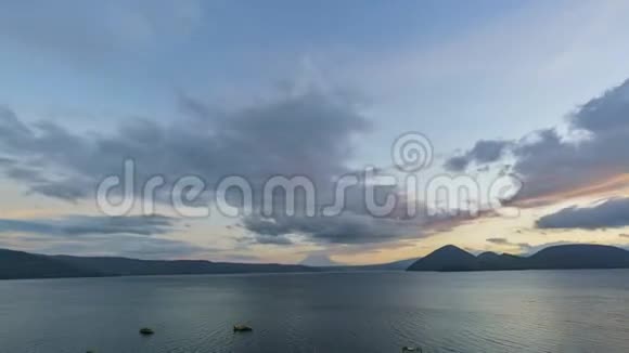 著名的托亚湖和约提山的日落运动时间推移视频的预览图