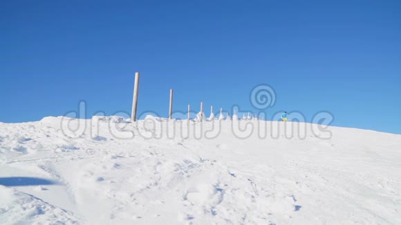 滑雪者在白雪覆盖的山坡上表演魔术视频的预览图