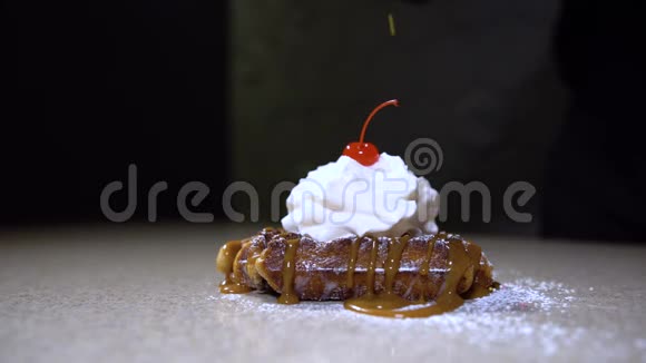 早餐华夫饼含冰淇淋和糖果的华夫饼视频的预览图