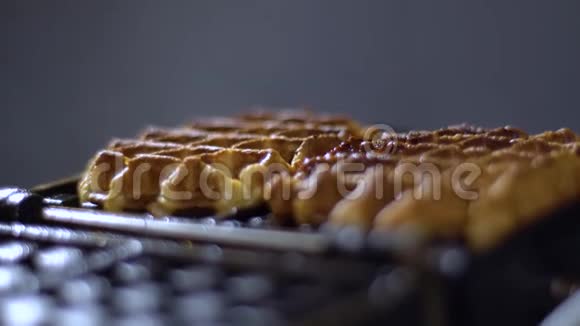 华夫饼取自华夫饼铁熟华夫饼视频的预览图
