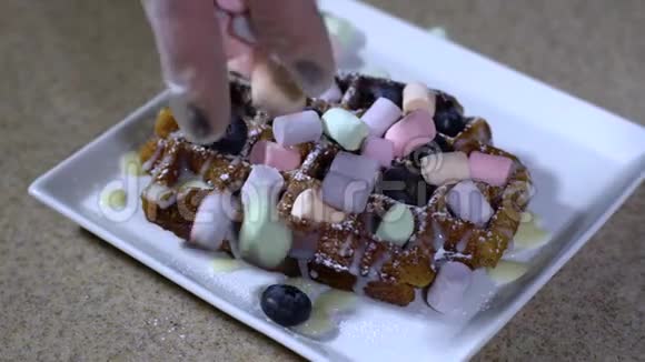 早餐华夫饼含冰淇淋和糖果的华夫饼视频的预览图