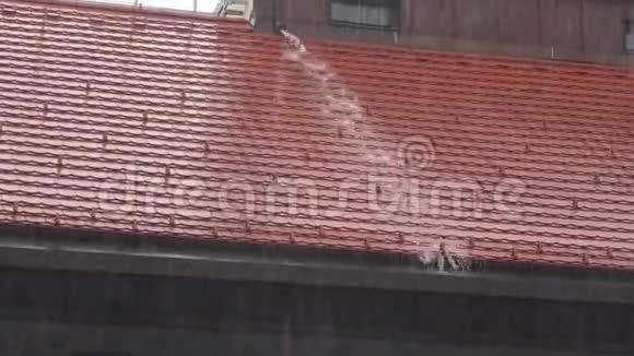 雨水从屋顶流下视频的预览图