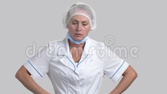 愤怒的女医生的肖像视频的预览图