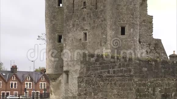 在爱尔兰一座被毁的古堡倾斜着视频的预览图