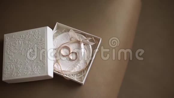 两个结婚戒指在可爱的小白盒里视频的预览图