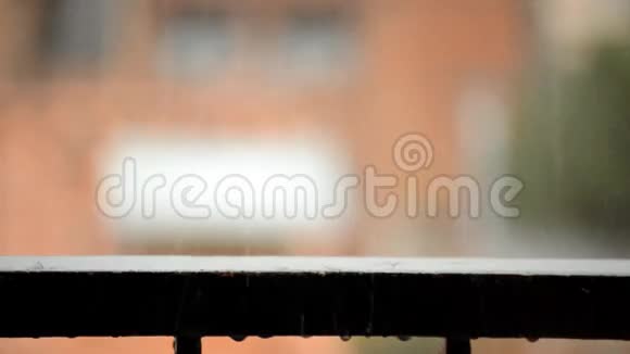阳台上的雨滴视频的预览图
