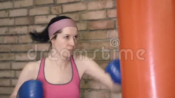 拳击训练女人用拳击袋视频的预览图