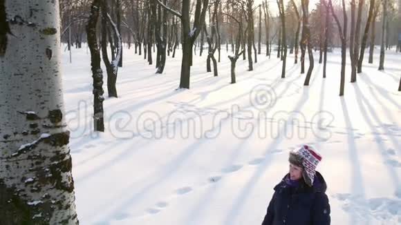 圣诞节快乐的女人站在雪地公园视频的预览图