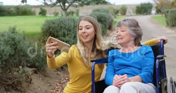 年长妇女和年轻女孩自拍4k视频的预览图