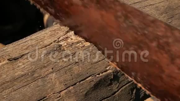 人锯木条生锈的手锯视频的预览图