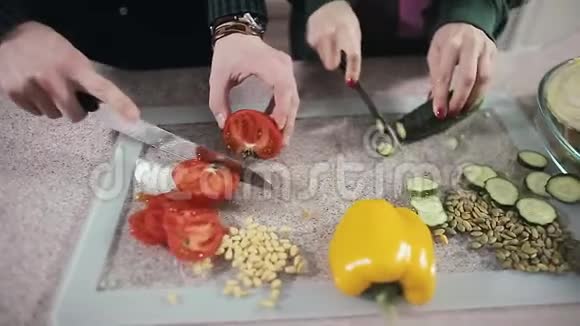 男人和女人切蔬菜做沙拉厨房里有素食早餐视频的预览图