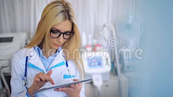 医院里有平板电脑的女医生视频的预览图