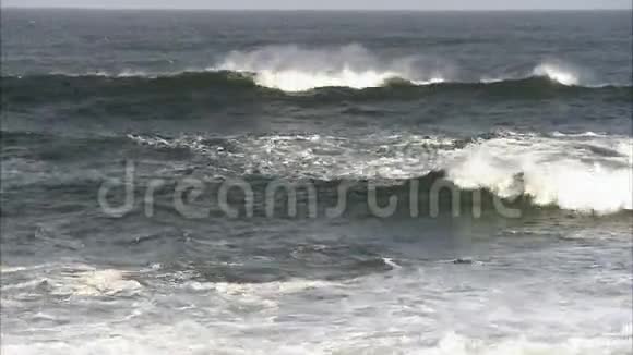 靠近岸边拍打的海浪视频的预览图