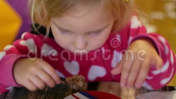 一个小女孩吃荞麦粥孩子愿意吃东西视频的预览图