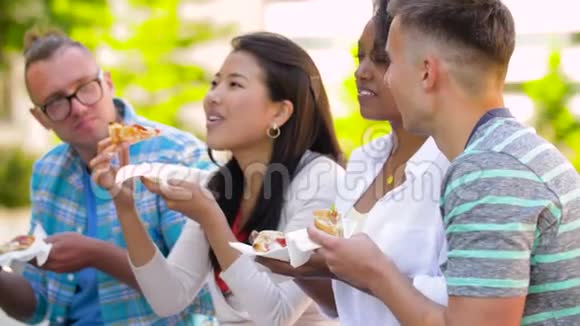 公园里吃披萨三明治或汉堡的朋友视频的预览图