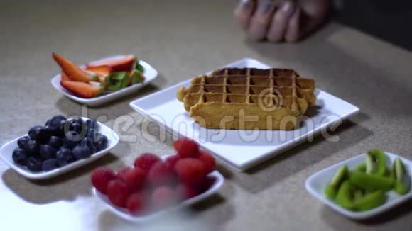 早餐华夫饼含冰淇淋和糖果的华夫饼视频的预览图