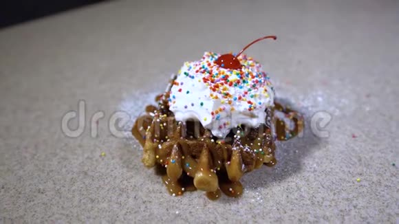 早餐华夫饼含冰淇淋和糖果的华夫饼视频的预览图