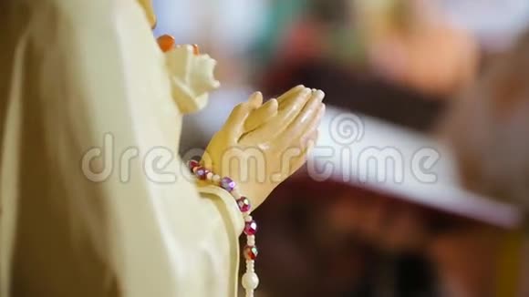 为祈祷的玛丽亚雕像视频的预览图