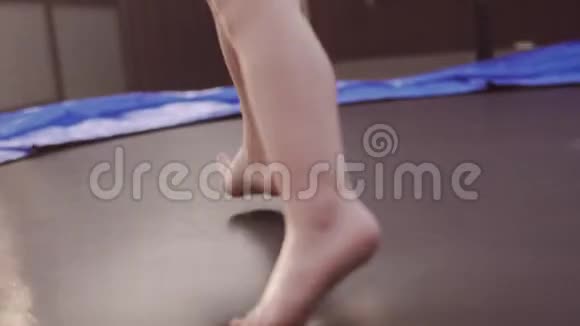 快乐女孩跳蹦床4K搞笑动作UHD视频的预览图