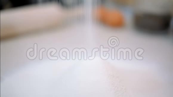 烹饪时厨房桌上的螺栓式面粉的漂亮外壳视频的预览图