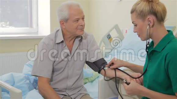 护士测量男性病人血压视频的预览图