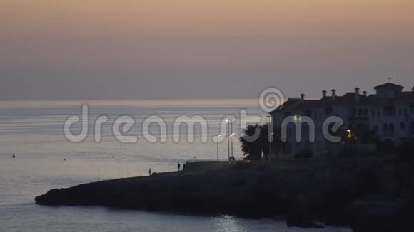 日落时海边的豪宅视频的预览图