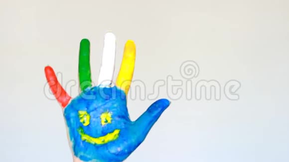 创造性的艺术和绘画脏手用微笑涂成五颜六色快乐好心情快乐的概念视频的预览图