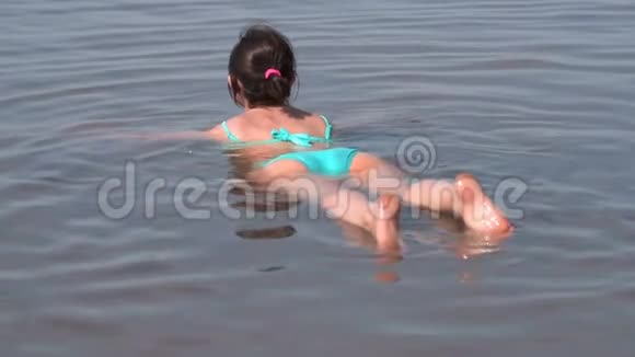 保持女人漂浮的湖水视频的预览图