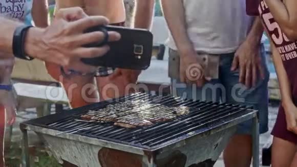 人们在烧烤架上自拍然后竖起大拇指视频的预览图
