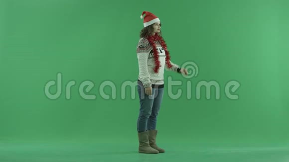 使用虚拟触屏技术制作的圣诞帽魅力年轻女性背景色键视频的预览图