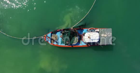 空中船上的渔民从一个海洋网络中取出视频的预览图