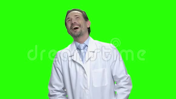 快乐男医生大笑的肖像视频的预览图