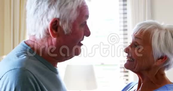 年长夫妇接吻和相互交流视频的预览图