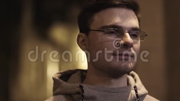 在后街一个戴着眼镜的年轻人的肖像转过来视频的预览图