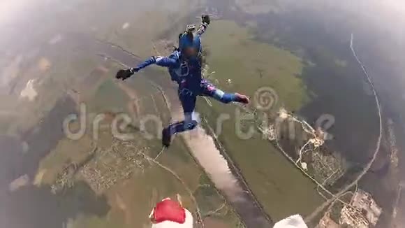 穿制服的职业跳伞运动员从天而降极端的爱好余额视频的预览图