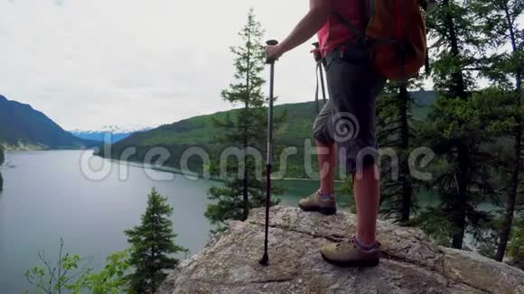 开朗成熟的女人站在岩石上视频的预览图