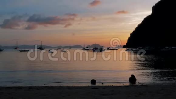 传统的菲律宾船在日落时间美丽的日落与菲律宾船只的轮廓在埃尔尼多视频的预览图