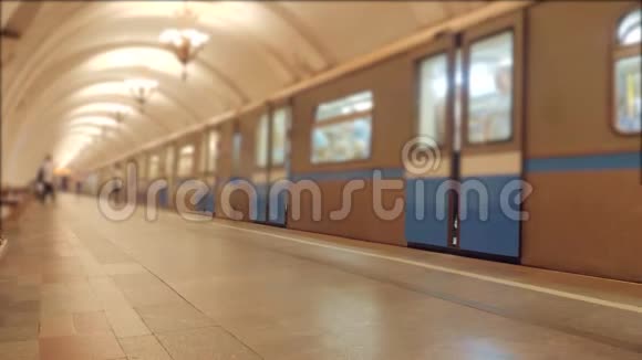 地铁列车加快地下地铁概念列车运动地铁车站站台内部视频的预览图