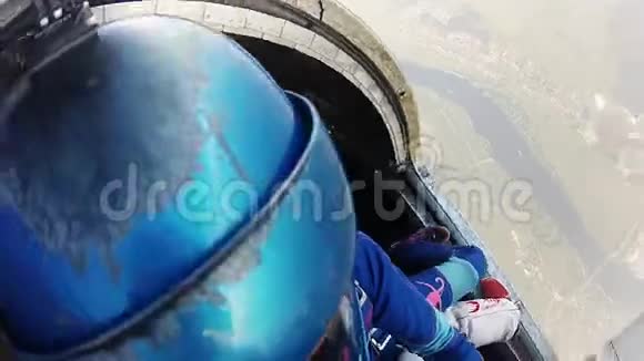 两个专业的跳伞运动员一起从飞机上跳下来身高视频的预览图