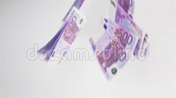 欧元钞票在空中飞舞降落在白色的海面上视频的预览图